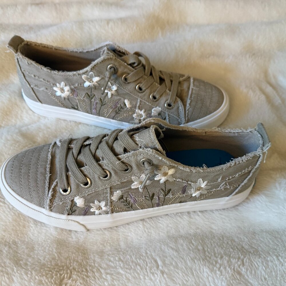 Blowfish Malibu embroidered sneakers women size 9.5 New